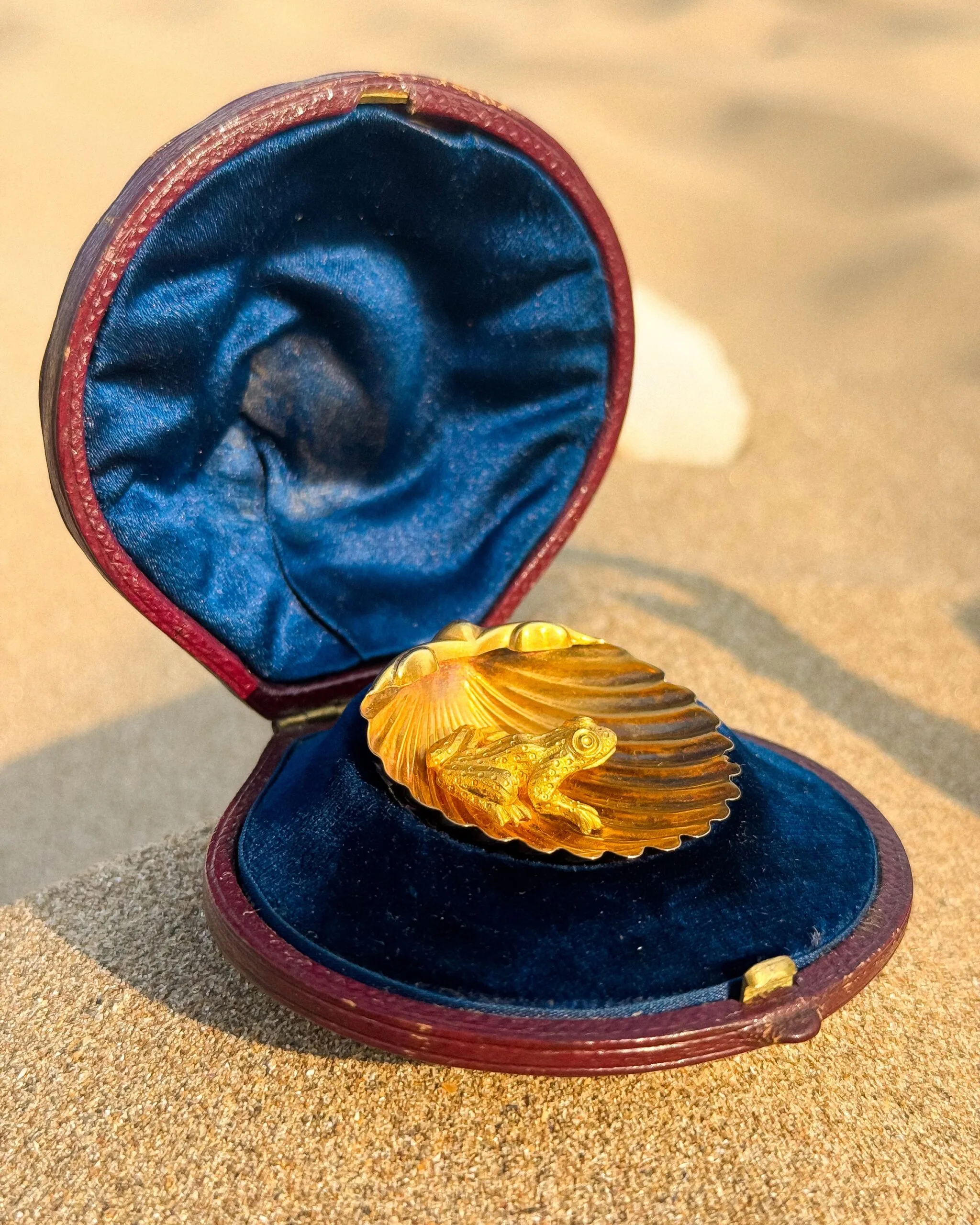 18ct Gold Frog & Shell Brooch - Image 4