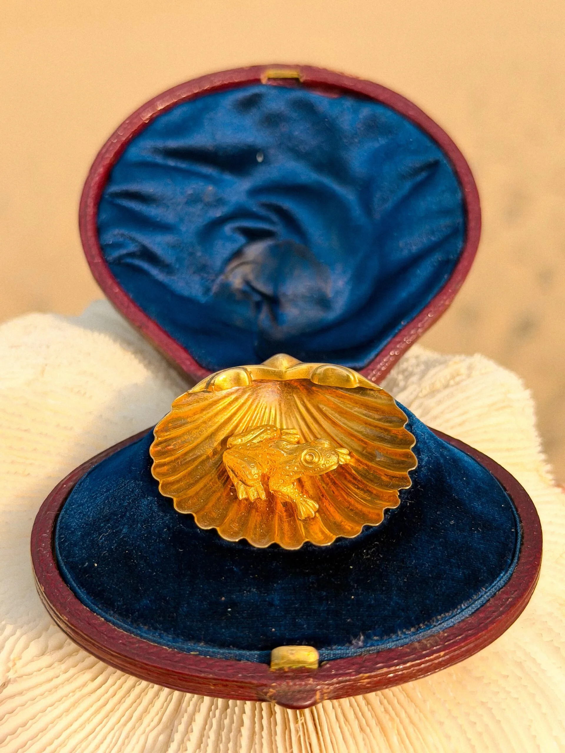 18ct Gold Frog & Shell Brooch - Image 6